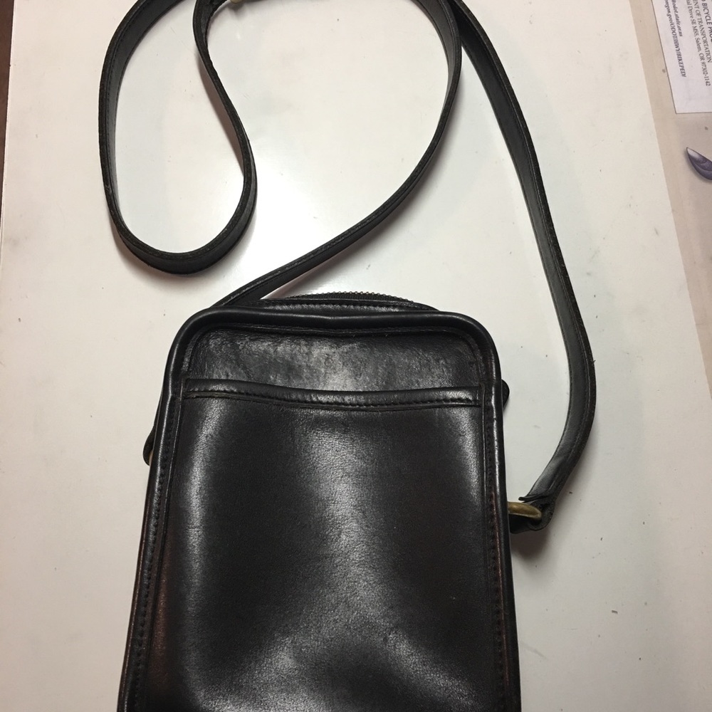 Vintage leather crossbody Coach bag. Black/brass.